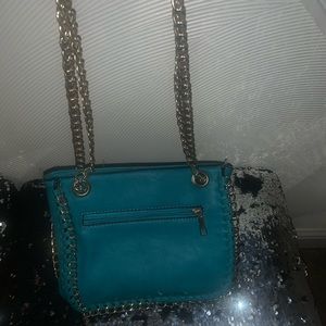 Cute!! Teal chain purse !
